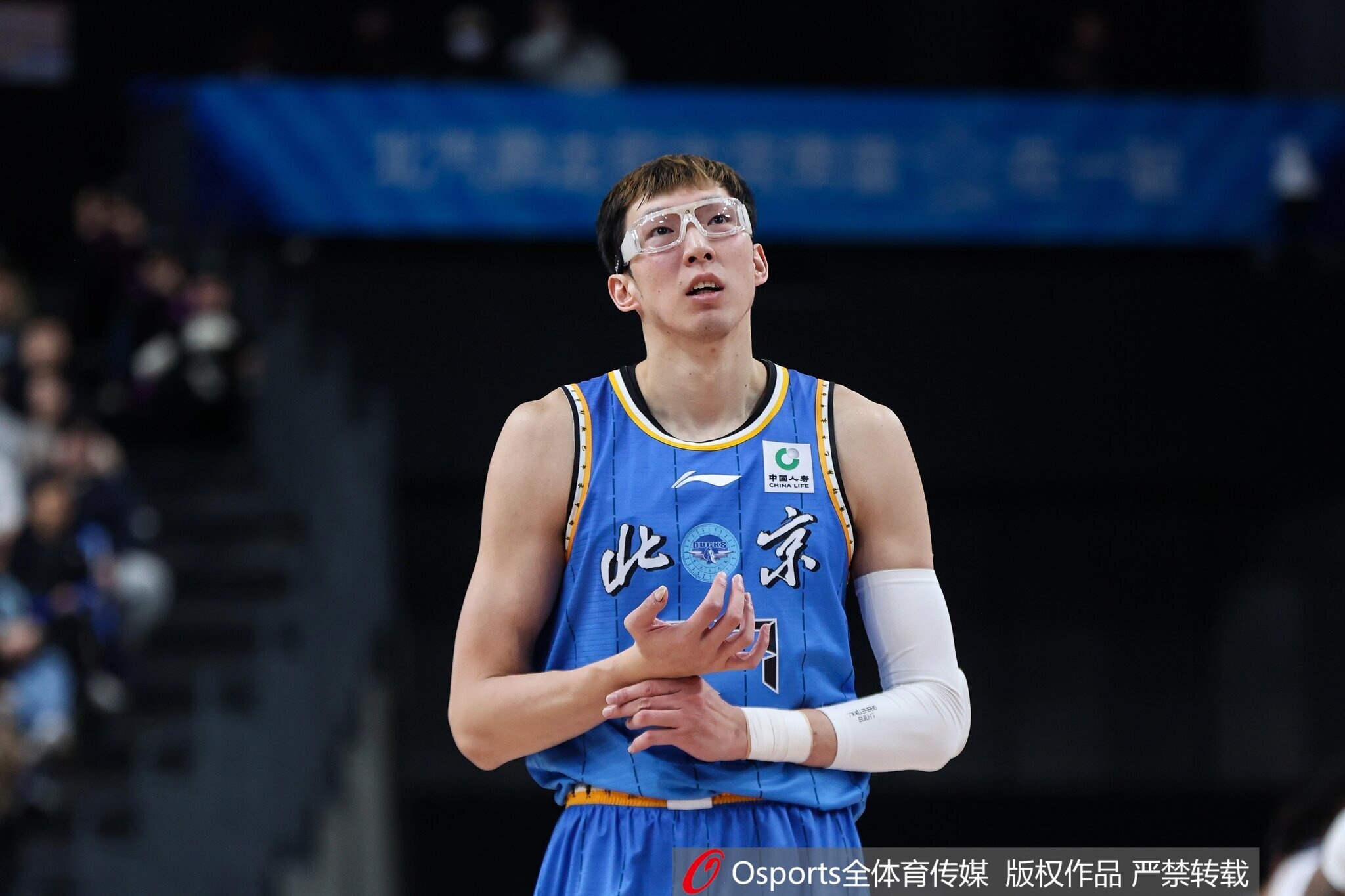 星空体育app官方网站-周琦眼伤初步检查不像上赛季那么重 周一才有最终结果